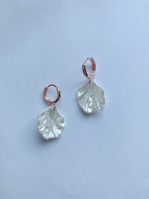 Open image in slideshow, Venus Huggie Earrings
